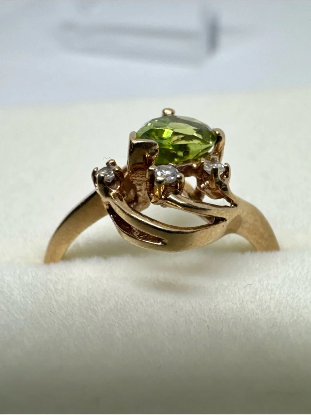 Vintage 10K Gold Pear Cut Green Peridot Accent Diamond Ring Size 6.25 1.9g